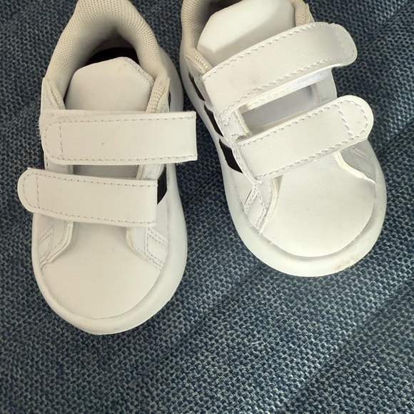 Adidas White and Black Sneakers with Velcro Straps - Picture 4 of 7